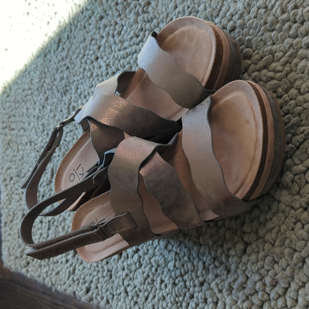 Yoki metallic pewter platform/wedge size 8.5